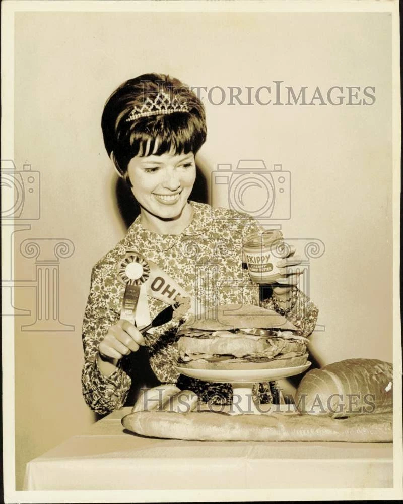 1966 Press Photo Diane Lee Hodges prepares sandwich in the College Queen Pageant