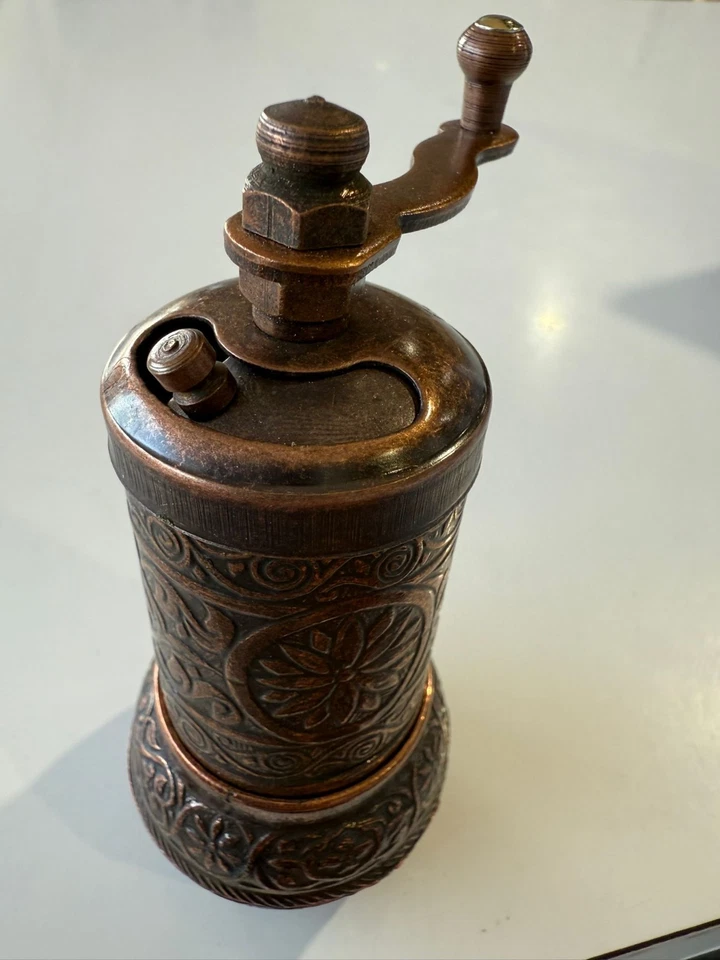 Molinillo de granos de café turco hecho a mano de 4,2" Molinillo de especias y pimienta Foto 3 de 4