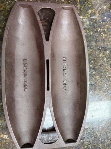 Griswold Cast Iron #2 Vienna Roll Pan (HTF Variation 2)