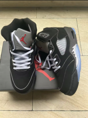 シューズ(男性用) Air Jordan 5 Retro OG Black/White atomos シューズ(男性用) Air Jordan 5 Retro OG Black/White atomos