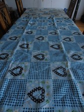 Couvre lit bleu à carreaux et coeurs noirs