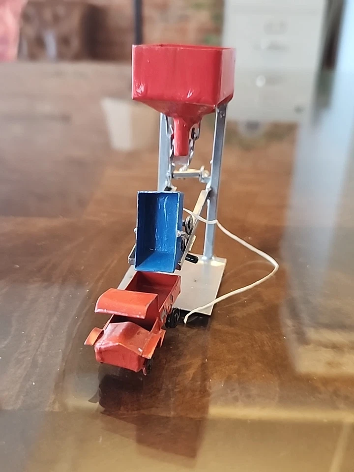Juguete de construcción de hojalata miniatura vintage escala 1:12 con tolva, carro, camión funcionando Foto 2 de 4