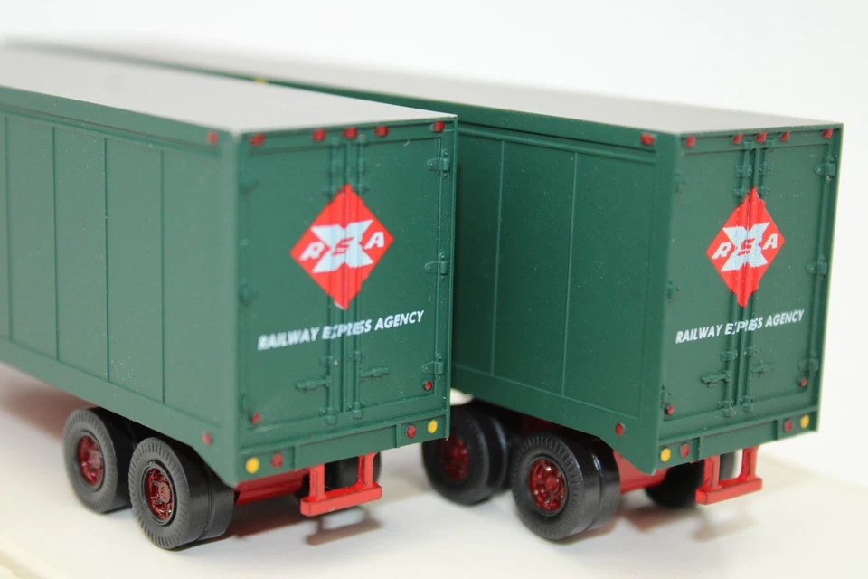 Walthers HO Scale REA Railway Express 40' Semi Truck Trailer Set - Image 4 of 4