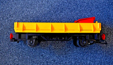 Playmobil Eisenbahn; gelber Niederbord-Waggon aus Set 4053, mit roter Kiste