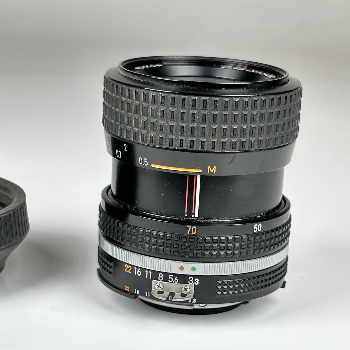 Nikon Zoom-NIKKOR AI-S 35-70mm f/3.3-4.5 Lens with Hood No