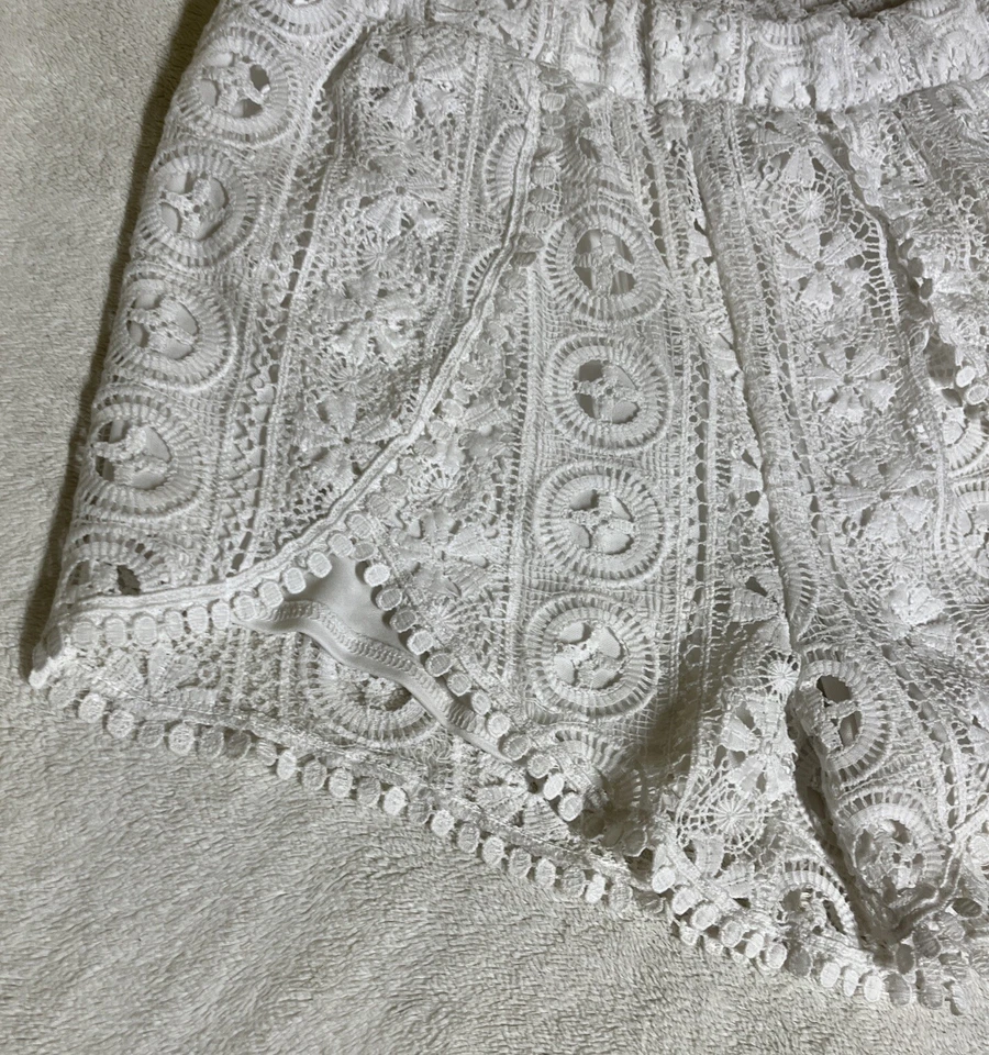 Pantalones cortos Charlotte Russe blancos de encaje para mujer talla grande forrados cintura elástica Foto 4 de 4