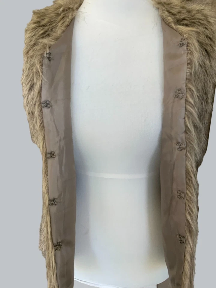 CHALECO DE PIEL SINTÉTICA RUE 21 DAMAS SIN MANGAS ELEGANTE MARRÓN GANCHO GARRA FORRADO CERRADO USADO EN EXCELENTE ESTADO M Foto 4 de 4