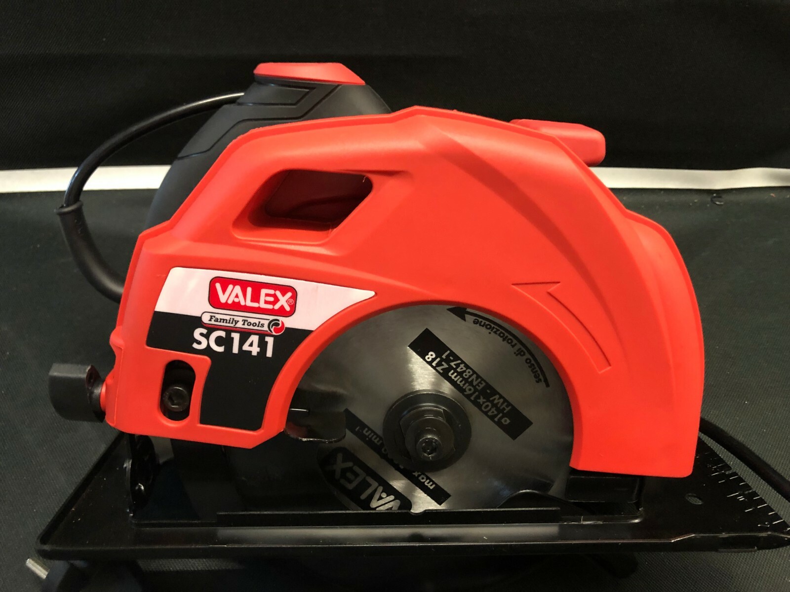 Valex SC141: La Sega Circolare da 800W per i tuoi Progetti in Legno - 3