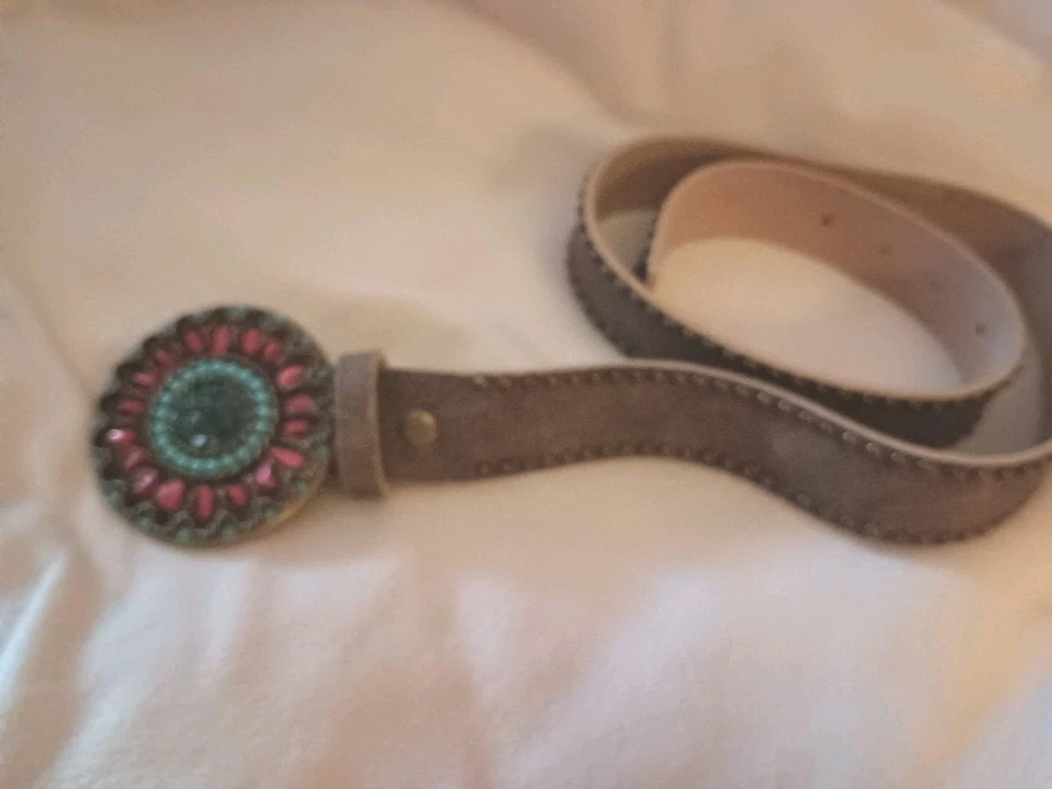 CINTURÓN DE CUERO ROCK CONCHO/PIEDRA CORAL AÑOS 70 CON PATRÓN FLORAL MECANIZADO TALLA L 36  Foto 2 de 4