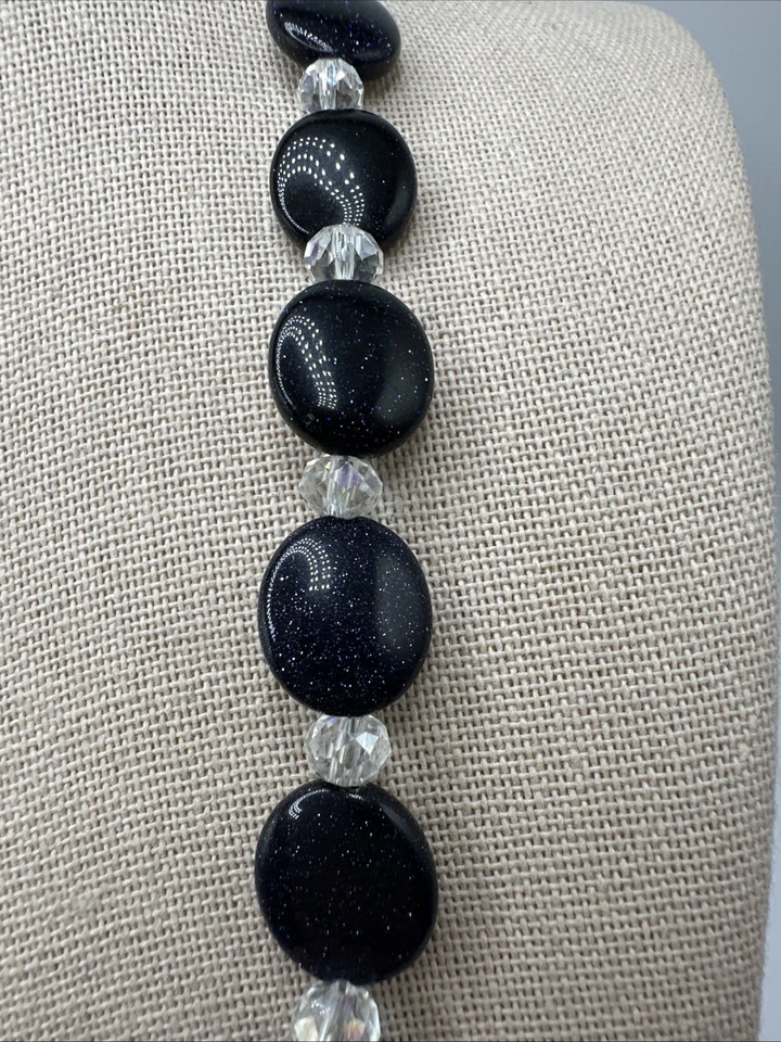 Collar con cuentas de piedras preciosas y cristal transparente de oro azul Foto 3 de 4