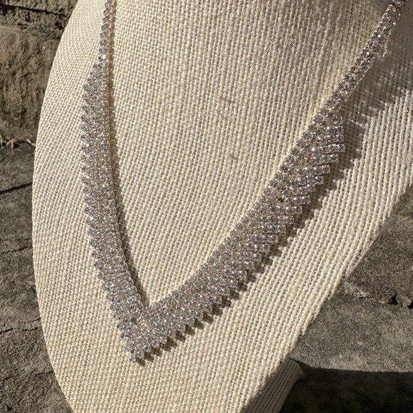 Vestido formal de graduación con collar de diamantes de imitación en forma de V Claire's tono plateado Foto 3 de 4