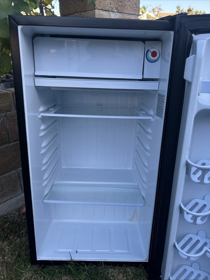 Danby 3.2L Mini Fridge And Freezer - Image 2 of 3