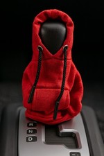 Hoodie – Stylischer Überzug für den Auto-Schaltknauf in Rot.