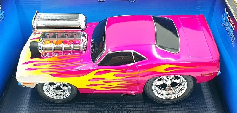 Muscle Machine 1/18 Scale Diecast 61187 - 1970 Plymouth Cuda - Pink with Flame - Image 4 of 4