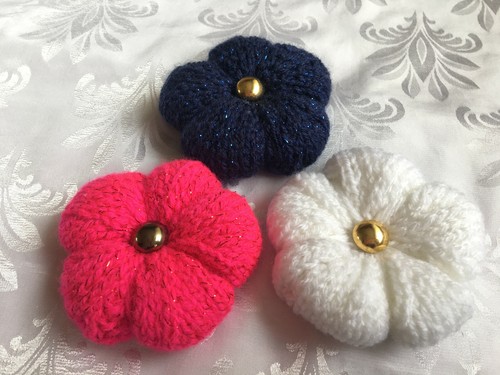 STRAIGHT NEEDLES KNITTING PATTERN LARGE AND CHUNKY DK FLOWER ACCESSORY BROOCH - Picture 4 of 6
