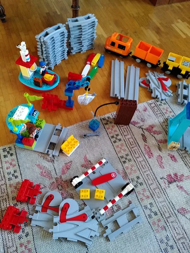 LEGO 10875 DUPLO Eisenbahn , Güterzug elektrisch  +  LEGO 10882 Schranke
