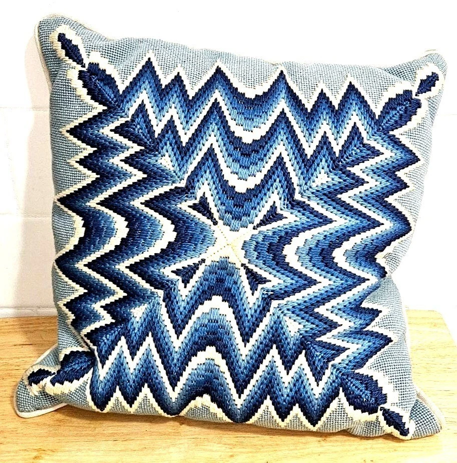 Almohadas de Colección Mediados de Siglo Modernas Bordadas Geométricas Chevron Azul Lima Foto 2 de 4