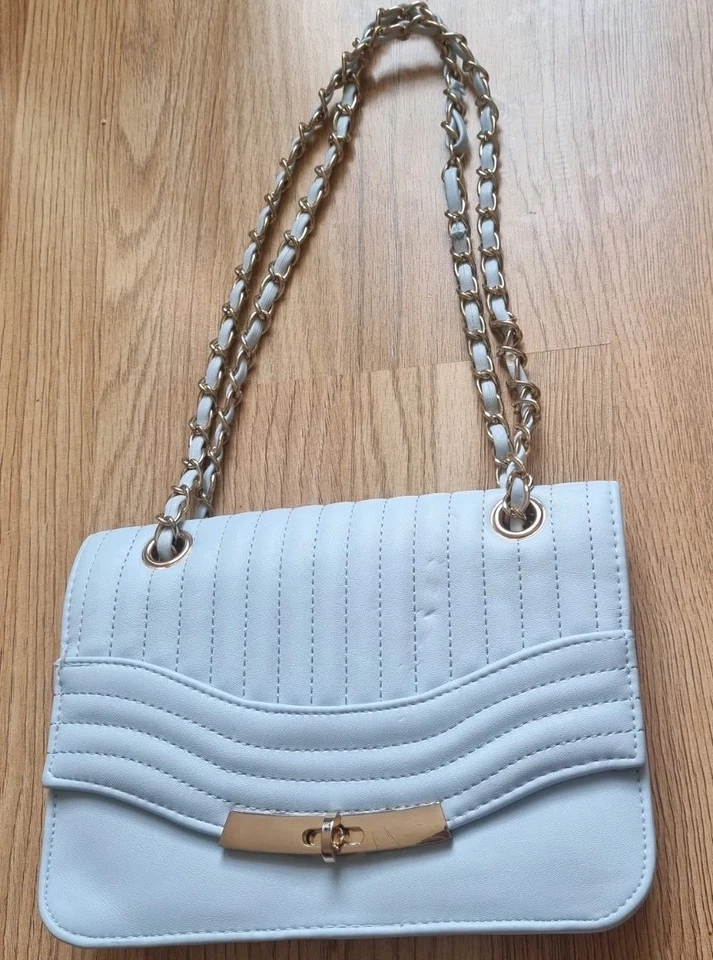 New Look Women's Small light  Blue Shoulder Bag With  a nice Chain handle. - Image 3 of 4