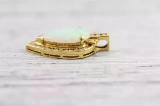 Colgante para mujer con halo de ópalo de fuego creado en laboratorio corte pera de 3 quilates enchapado en oro amarillo de 14 quilates Foto 3 de 4