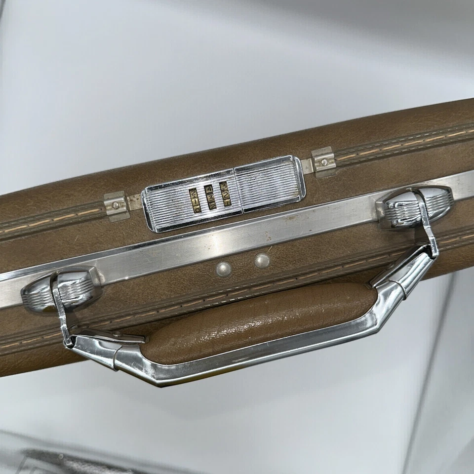 Vintage American Tourister Escort Briefcase PAT. 189366 1960’s Hard Shell Tan - Image 3 of 4