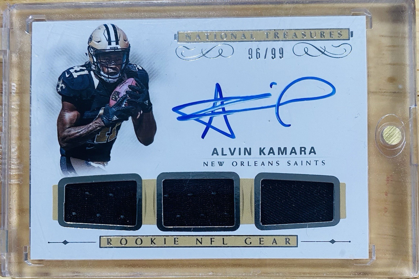 Alvin Kamara Panini National Treasures Rookie NFL Gear Signature Trios #AK Base
