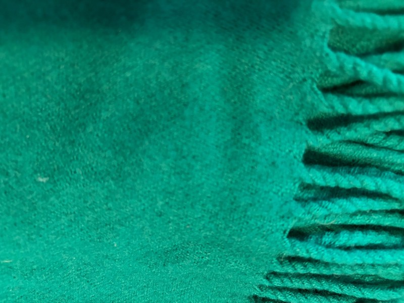 Beautful Rich Green Throw/Shawl/Wrap - 75% Wool/25% Cashmere - MADE IN ITALY