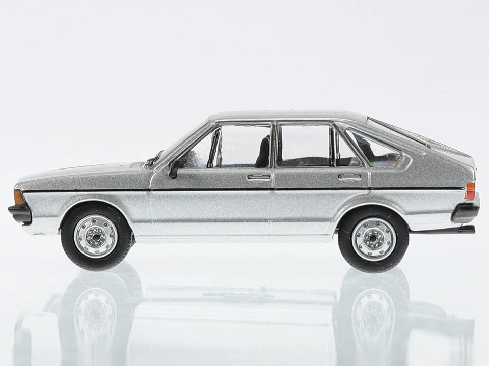 VW Passat B1 5 puertas 1977 coche modelo plateado 251 Premium ClassiXXs 1:87 Foto 2 de 4