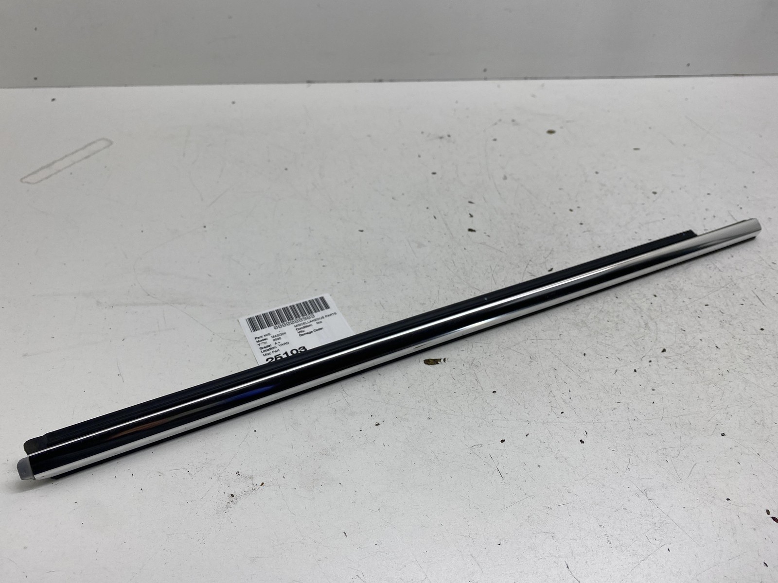 ⭕14-24 Maserati Ghibli Front Passenger Side Door Window Outer Belt Molding Right