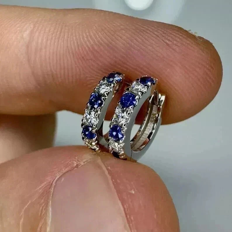 Pendientes tipo argolla de zafiro de corte redondo de 2 quilates para mujer enchapados en oro blanco de 14 quilates Foto 2 de 4