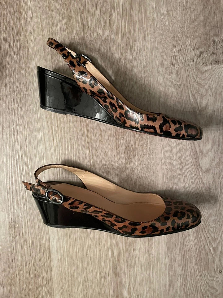 Sandalia de cuña Christian Louboutin Cynthia marrón charol leopardo con tira trasera (IT 36) Foto 2 de 4