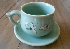 Ensemble tasse à thé et soucoupe vintage vert céladon grue volante dans les nuages Corée signé