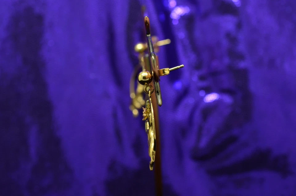 Pendientes de oro amarillo de 10 quilates con marco colgante para gatito gato colinas negras hojas de oro Foto 3 de 4