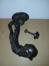 très ancien heurtoir de porte , col de cygne  avec son clou de frappe d'origine