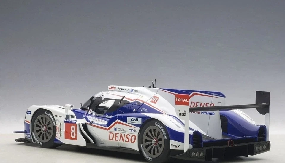 Model Car Toyota TS040 Hybrid race car diecast Le Mans 2014 Auto Art 81416 1:18 - Image 2 of 4