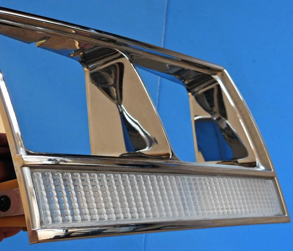 1984-87 Lincoln Continental Headlight Bezel w/Parking Light Lamp - VERY NICE -RH - Image 4 of 4