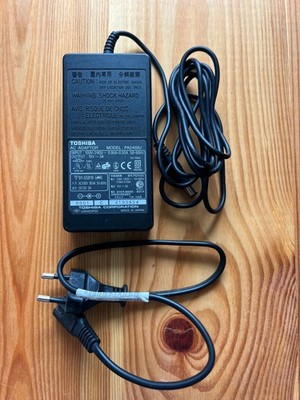 Orig. Toshiba AC Adapter/ Model PA2450U/15V-3A Out Stromversorgung/ Power Supply