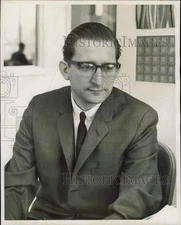 1968 Press Photo Edmonds City Planner Martin Logan in pensive mood, WA