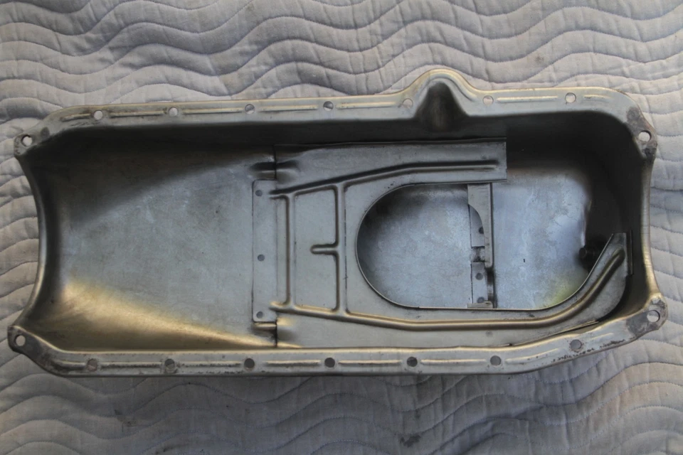 1984-1985 Corvette Oil Pan #14082350 cw windage tray #12554816 - Image 2 of 4