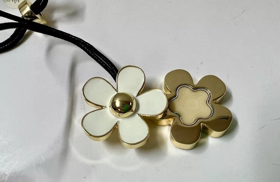 marc jacobs daisy solid perfume necklace