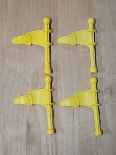 Lincoln Log's Yellow Flag Replacement Parts Lot Of 4 Flags - Picture 2 of 2