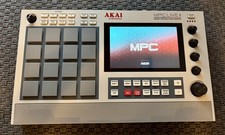 Akai MPC Live II Retro Edition + SSD 1 TB, Decksaver e supporto + 30 espansioni