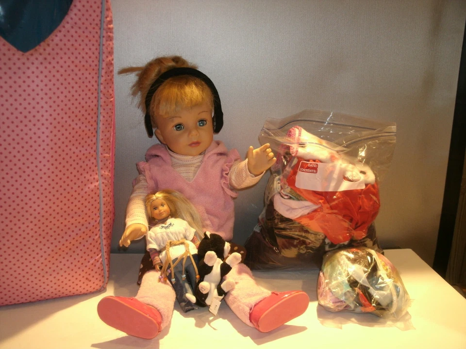 Muñeca Madame Alexander 2007 19" ojos dormidos rubia, estuche, 40+ piezas de ropa Foto 3 de 4