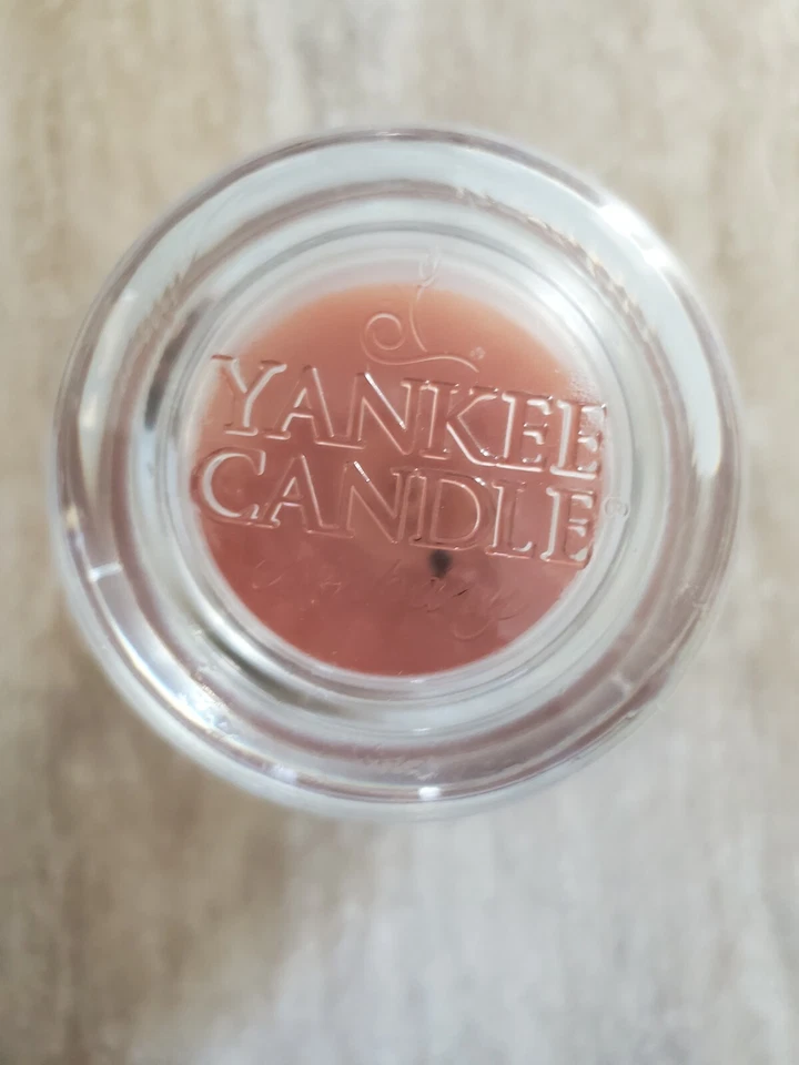 Yankee Candle WARM WOOLEN MITTENS 22oz Large Jar Candle RARE - Image 2 of 4