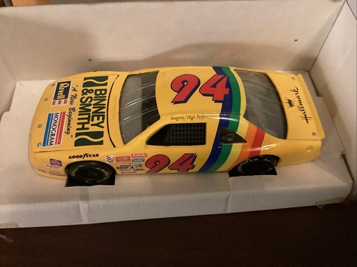 Binney & Smith & Revell-Monogram Design #94 NASCAR In 1994 Sponsored By Hallmark - Picture 3 of 4