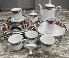 Vintage Tienshan Fine China 23 Pieces Christmas Dinner,