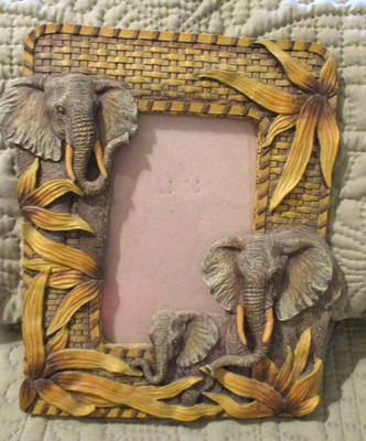 Vintage~3D~Elephant~4 3/8'' x 6 .25'' Picture Frame~Free Standing~Home Decor