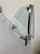 1969-70 Mustang Fastback Mach 1 Boss OEM RH Carlite Quarter glass w/Pivot Brkt