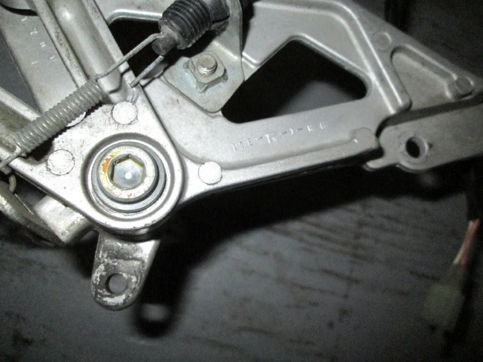 Conjunto clavija derecha suzuki gsxr600w / gsxr750w 43511-17e01 pedal 43110-17e00 Foto 3 de 3