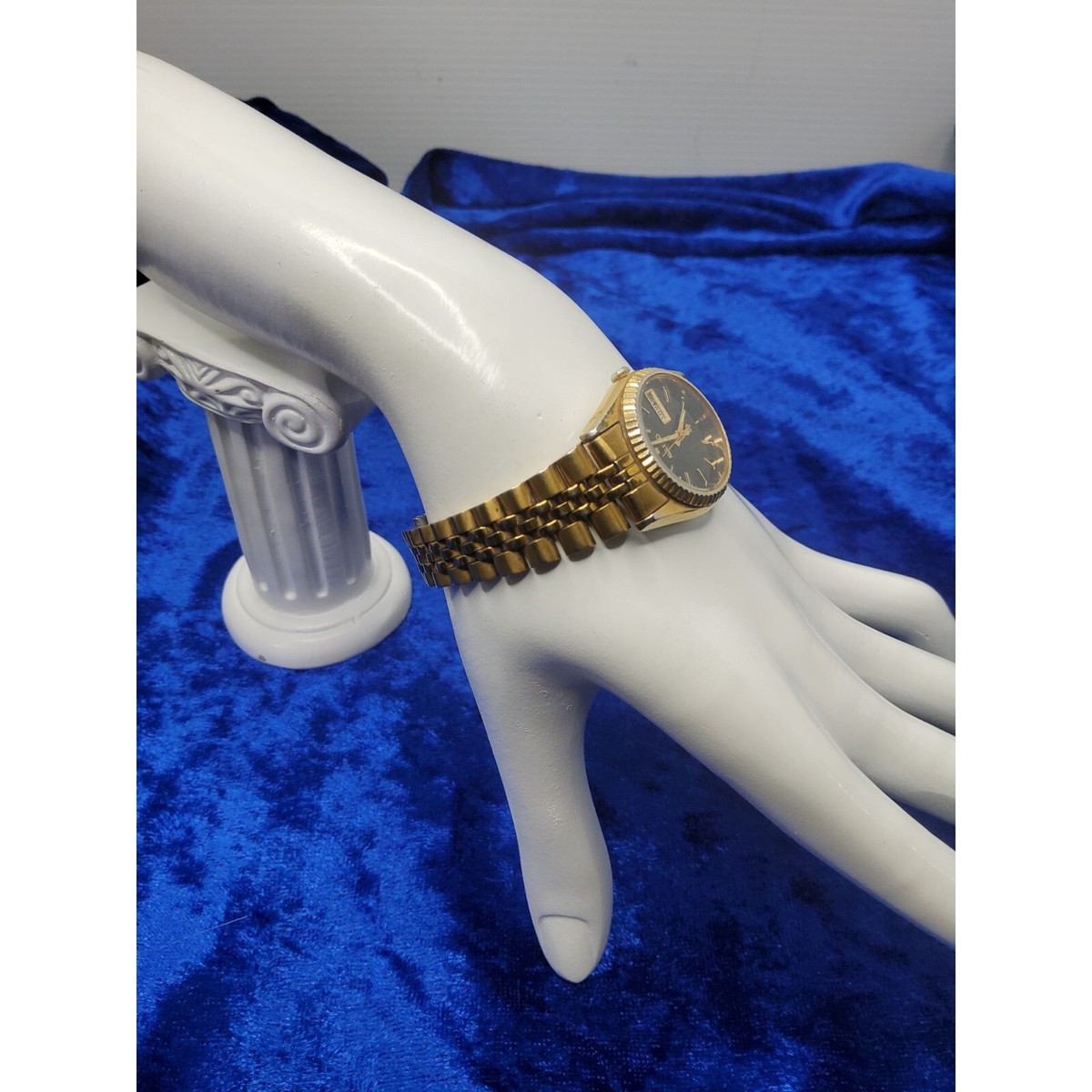 vintage seiko womens water resistant gold tone adjustable band watch Seiko Quartz Watch Womens Gold Tone Rectangular 1N01-5A10  main image 4