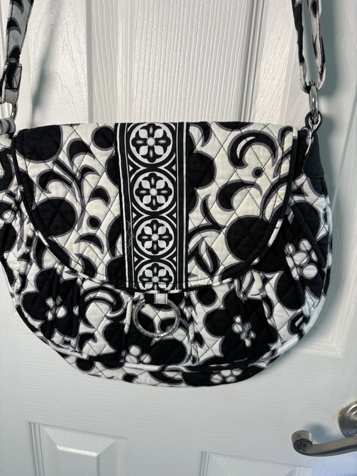 Bandolera Vera Bradley Acolchada Blanco y Negro Patrón Floral Foto 2 de 4